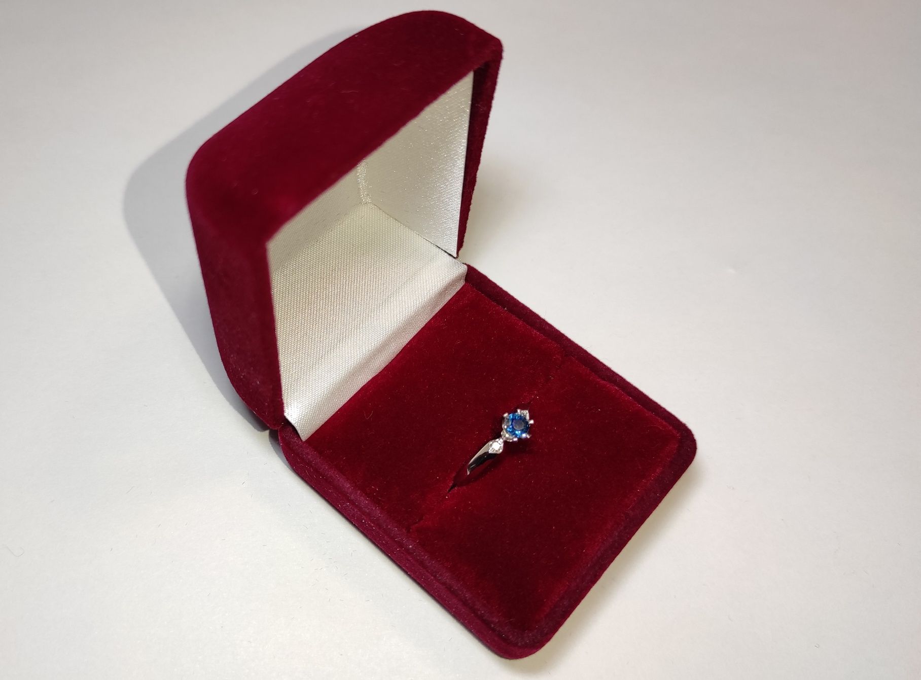 Золотое кольцо с сапфиром и бриллиантами 0,04 карат 16,5 мм НОВОЕ