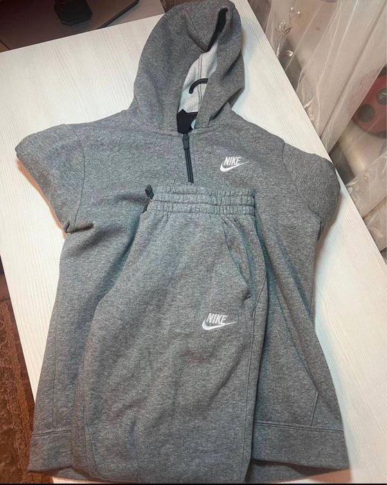Спортивний костюм від бренду Nike