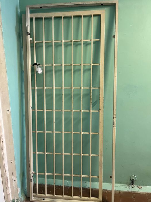 Решітка металева на двері 207х91см (праве відкриття)