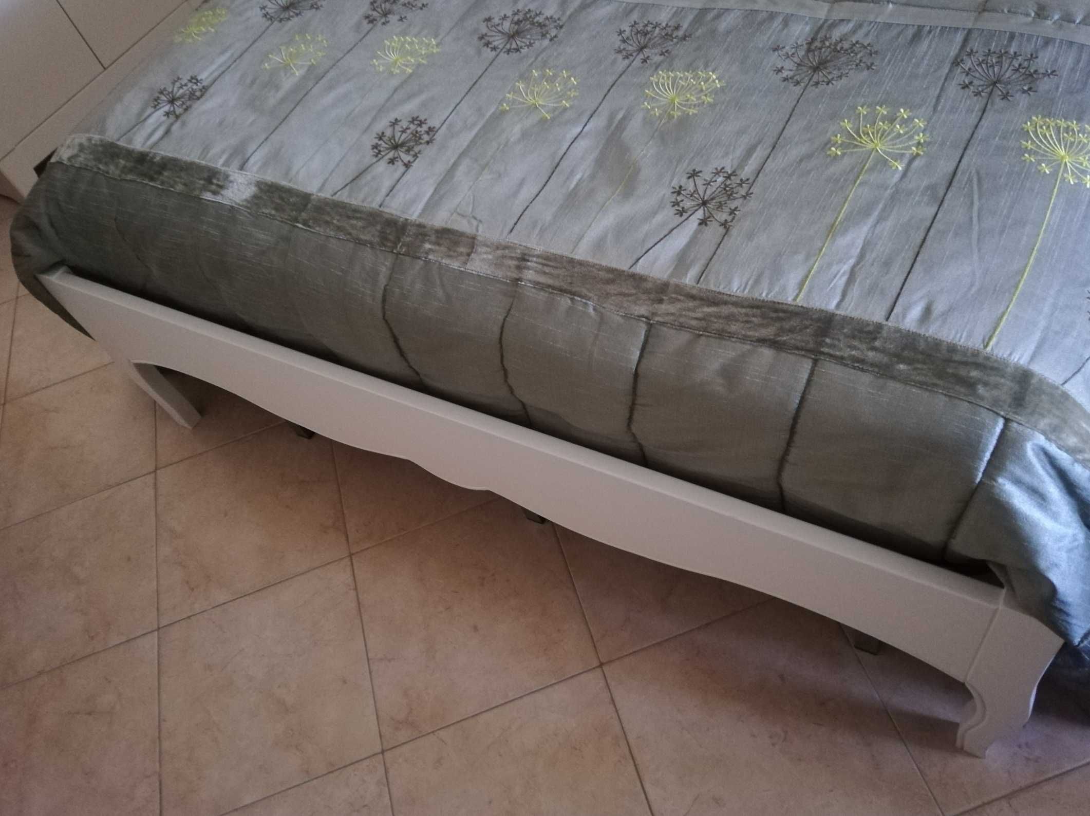 Cama de casal em pinho, cor branco, ao estilo romântico.