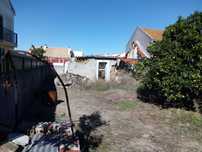 Vende-se terreno com uma construção na Moita