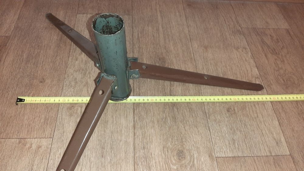 Тримач тринога для ялинки