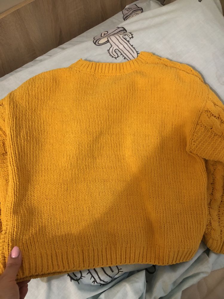 Жовтий теплий светр на 9 років