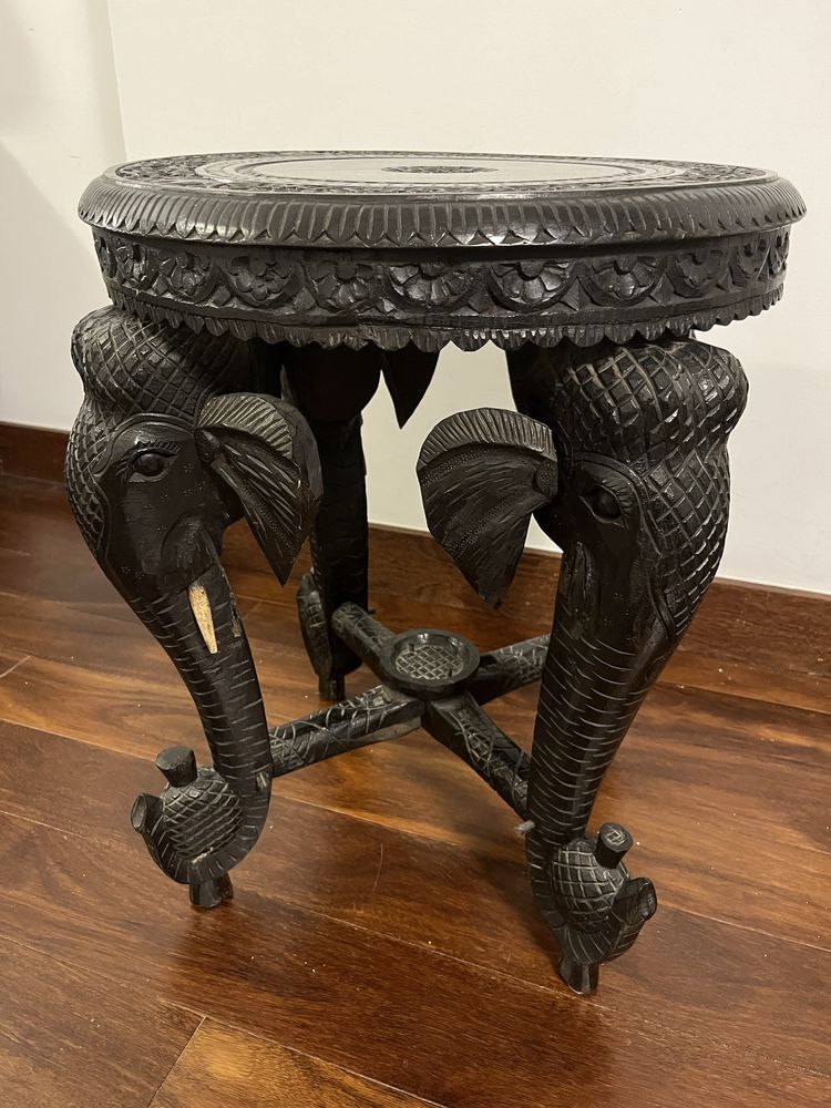 Mesa oriental com pés figurativos