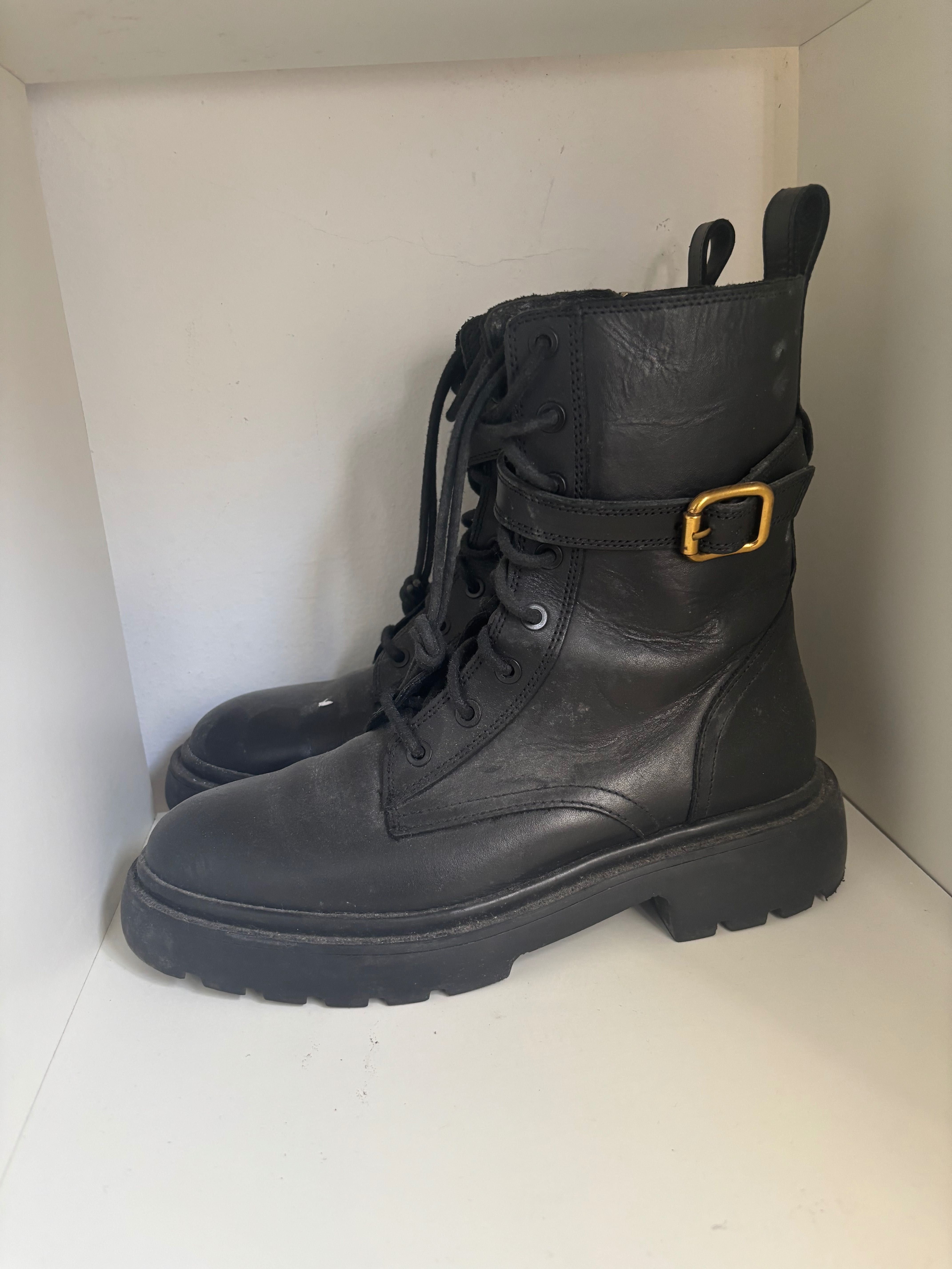 Botas usada mas em boas condições