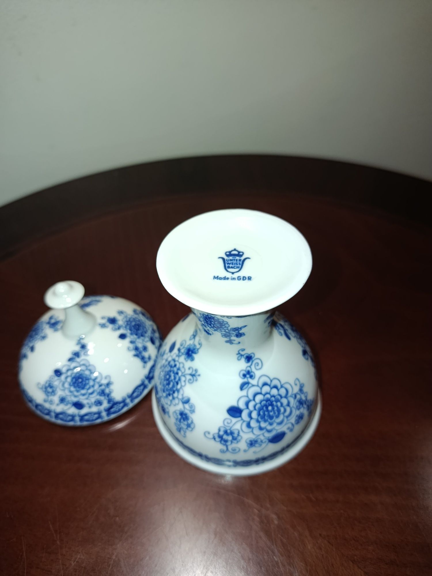 Śliczna stara amforka porcelana