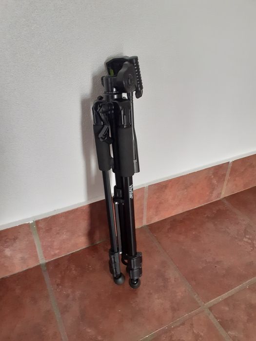 Tripé ajustável c/ nível