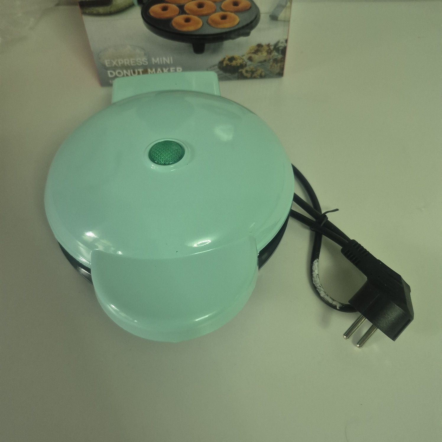 Ta kompaktowa, ale wydajna maszyna do pączków o mocy 700 W jest idealn