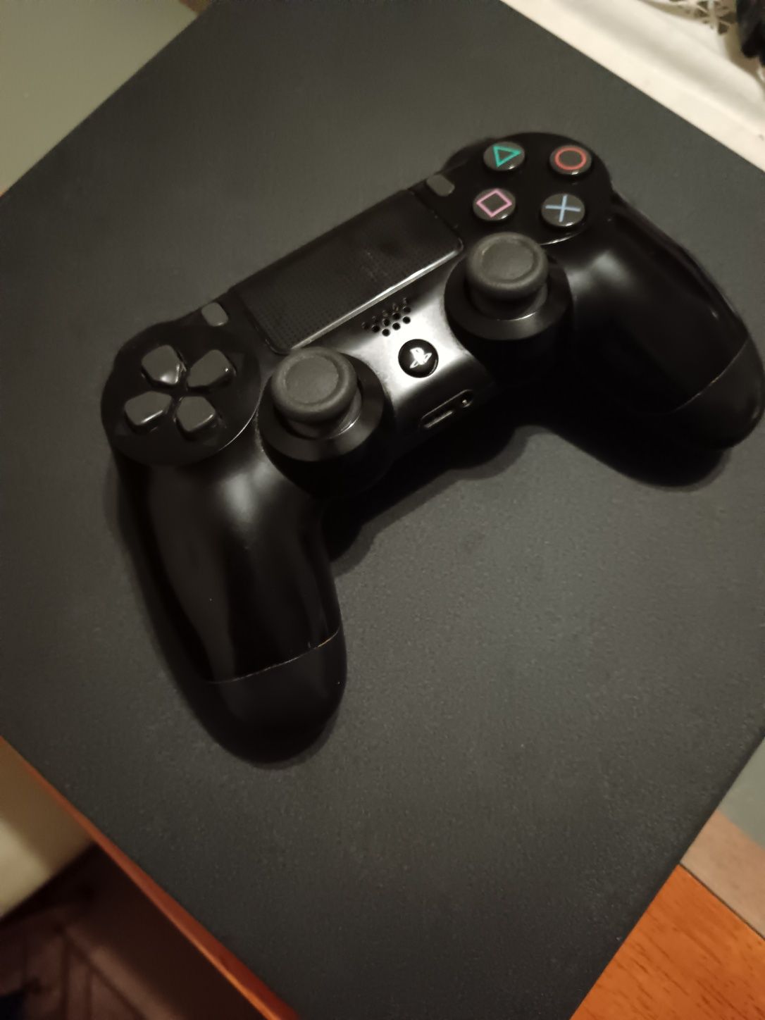PS4 Slim 1TB em bom estado