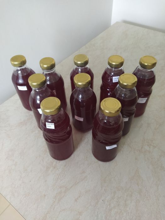 Sok malinowy domowej roboty z amatorskiej uprawy malin