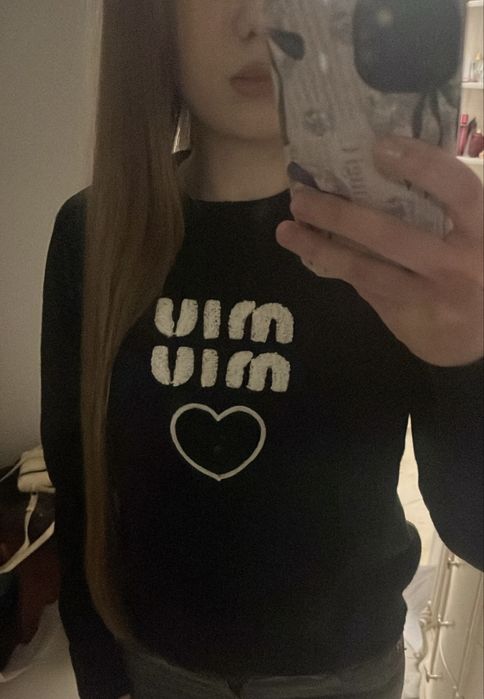 чорний светр miu miu