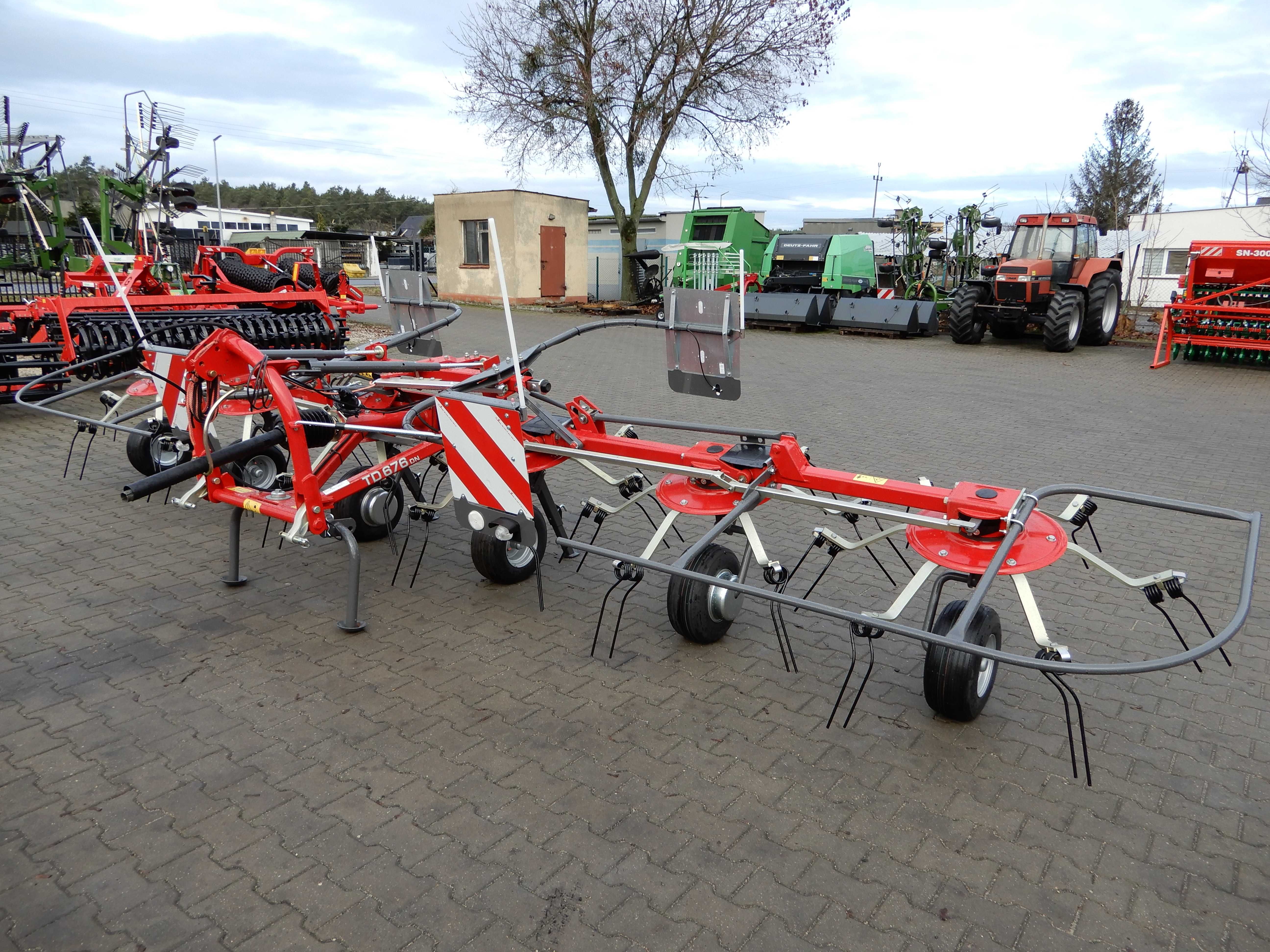 Przetrząsarka karuzelowa  Massey Ferguson MF TD 676   Fella  Fendt