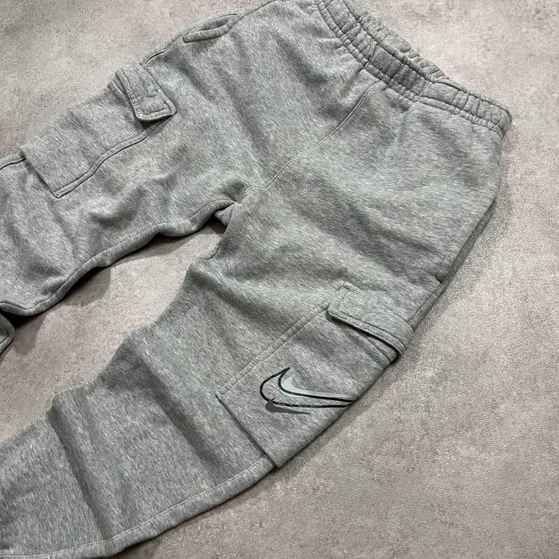 Spodnie Dresowe Nike Cargo Sweatpants Swoosh Swag Trendy Sport