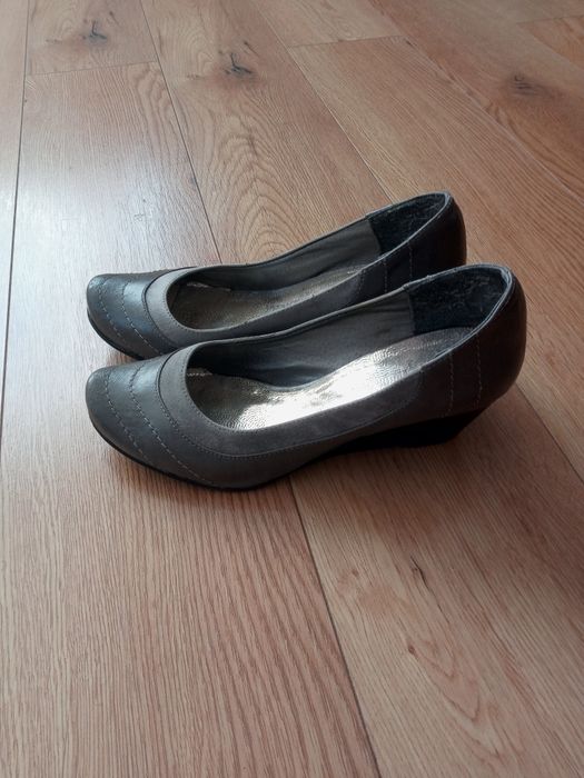 Szare czolenka na koturnie