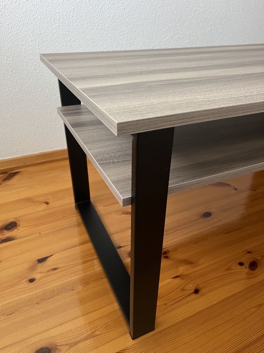 Stolik kawowy loft z półką – szaro-dębowy, czarne nogi