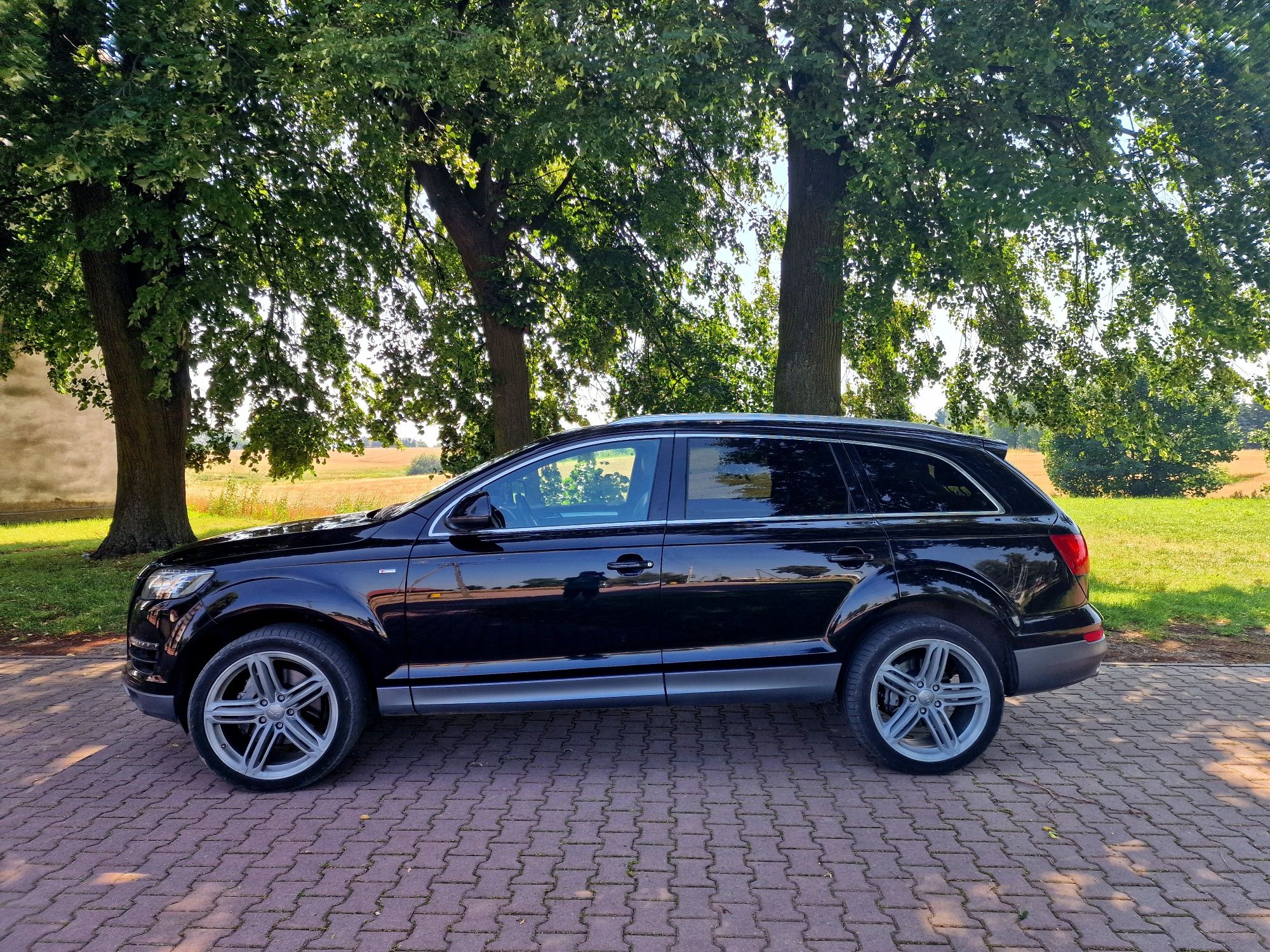 Audi q7 
Wynajem do Wożenia do Ślubu . 
Cena od  200 Złotych