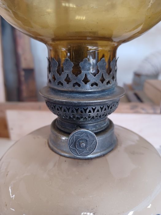 Lampa naftowa z kloszem