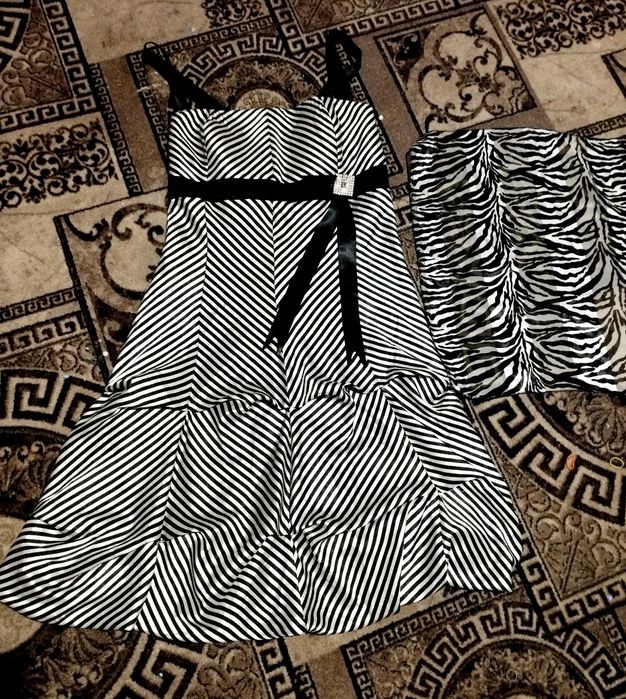 Платье атласное.