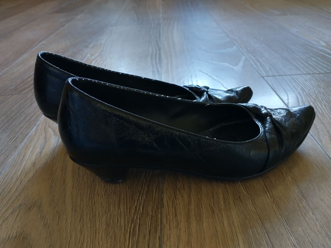 Buty na małym obcasie r 35
