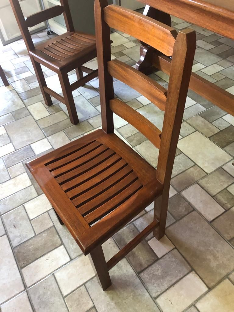 Mesa em madeira maciça com 8 cadeiras