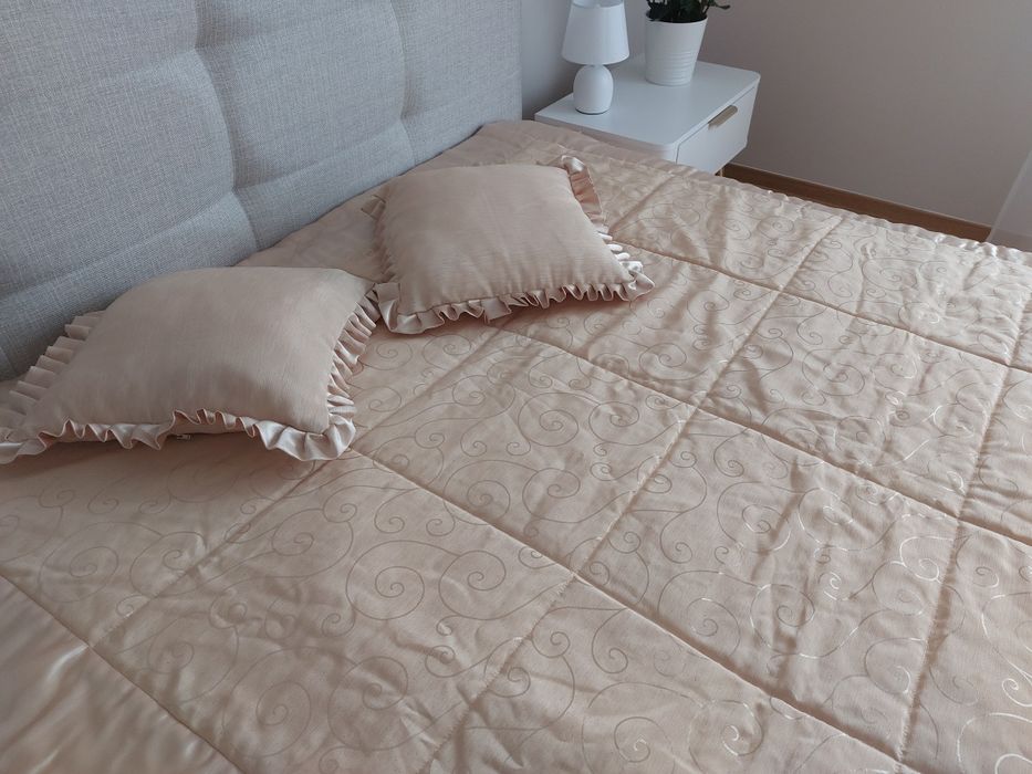 Narzuta na łóżko 160 cm z poduszkami – elegancka, z podszewką, zlota
