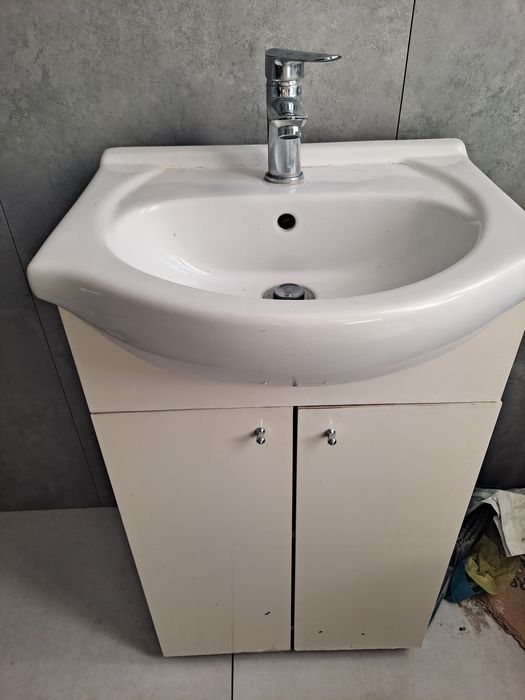 Sprzedam umywalkę z szafką