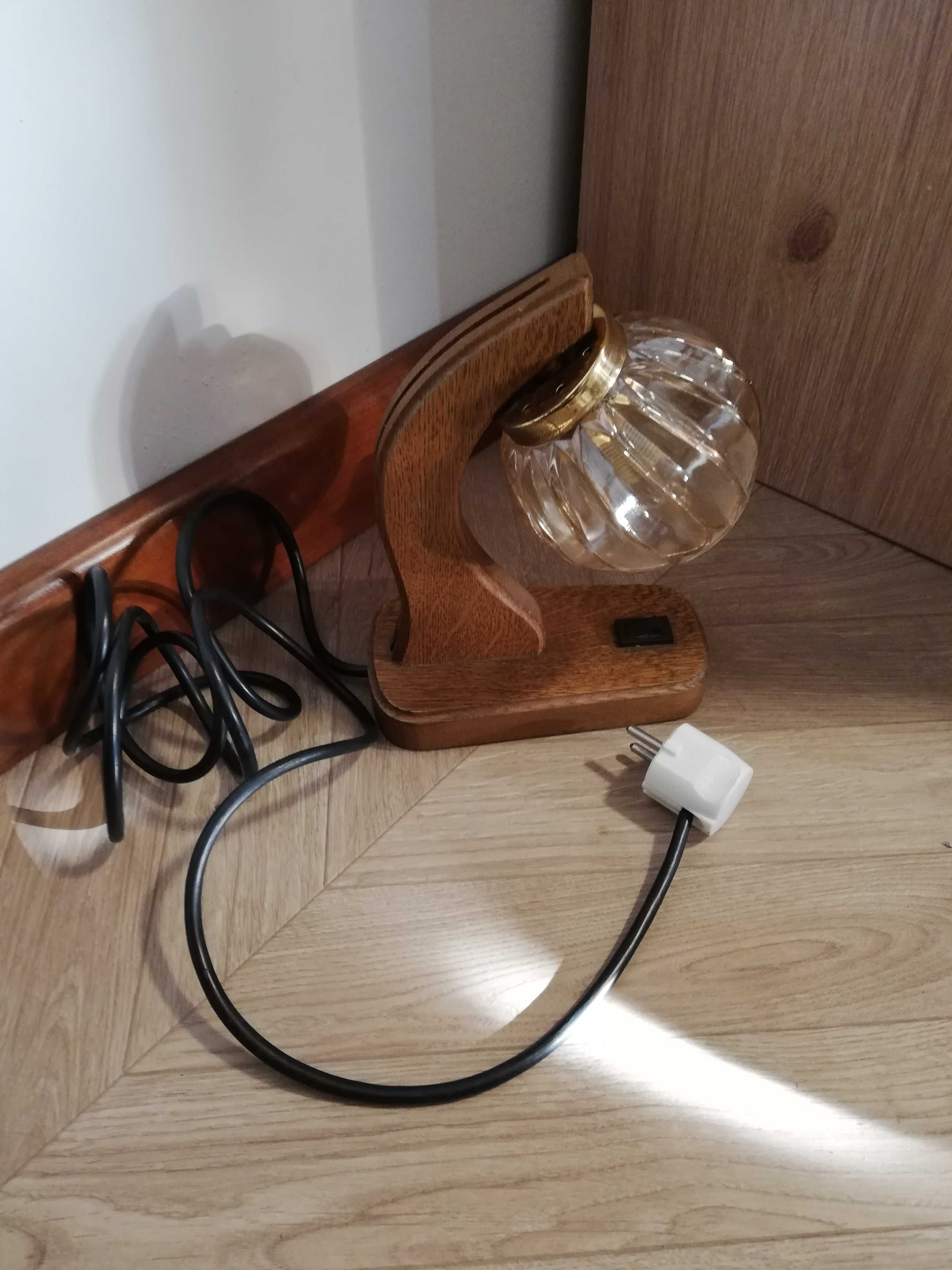 Lampka drewniana ze szklanym kloszem kinkiet