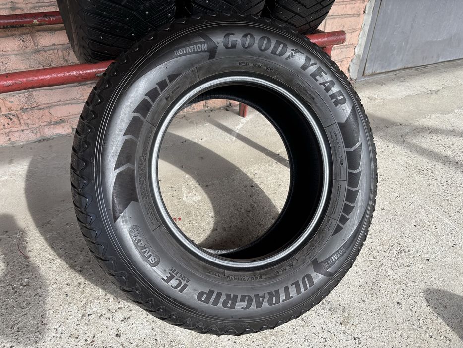 Комплект Зимових шин 245/70R16 Good Year