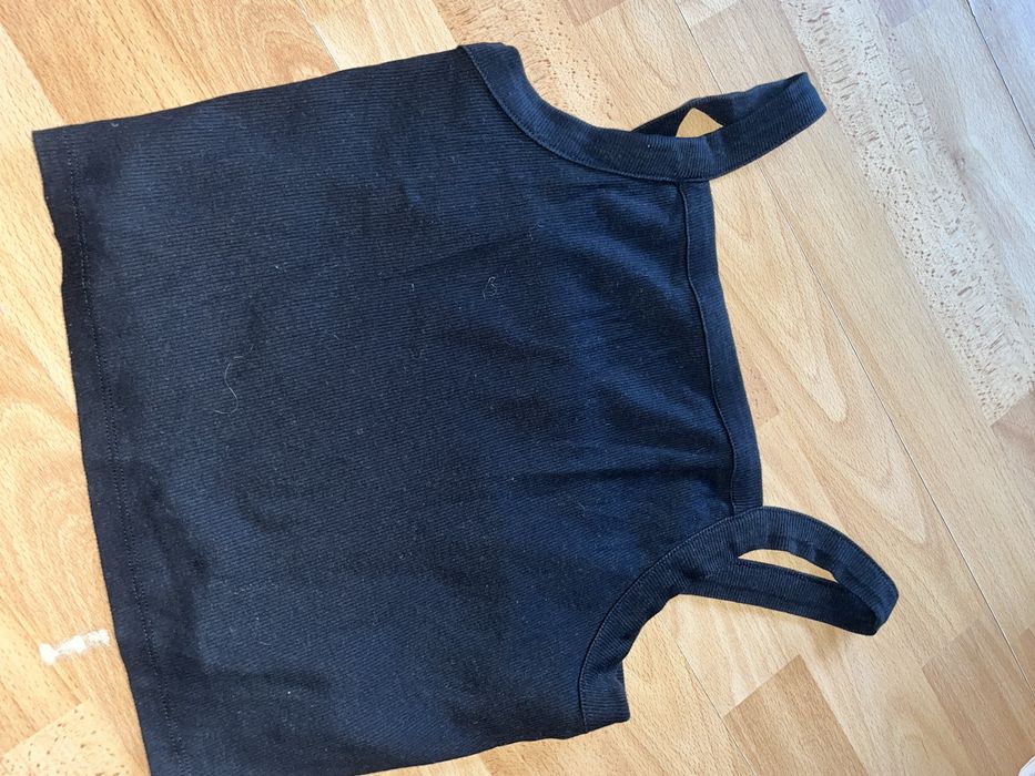 Czarny crop top na ramiączkach