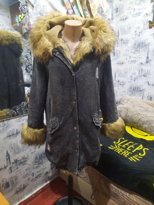 Джинсовая парка  - утепленный пуховик с капюшоном.