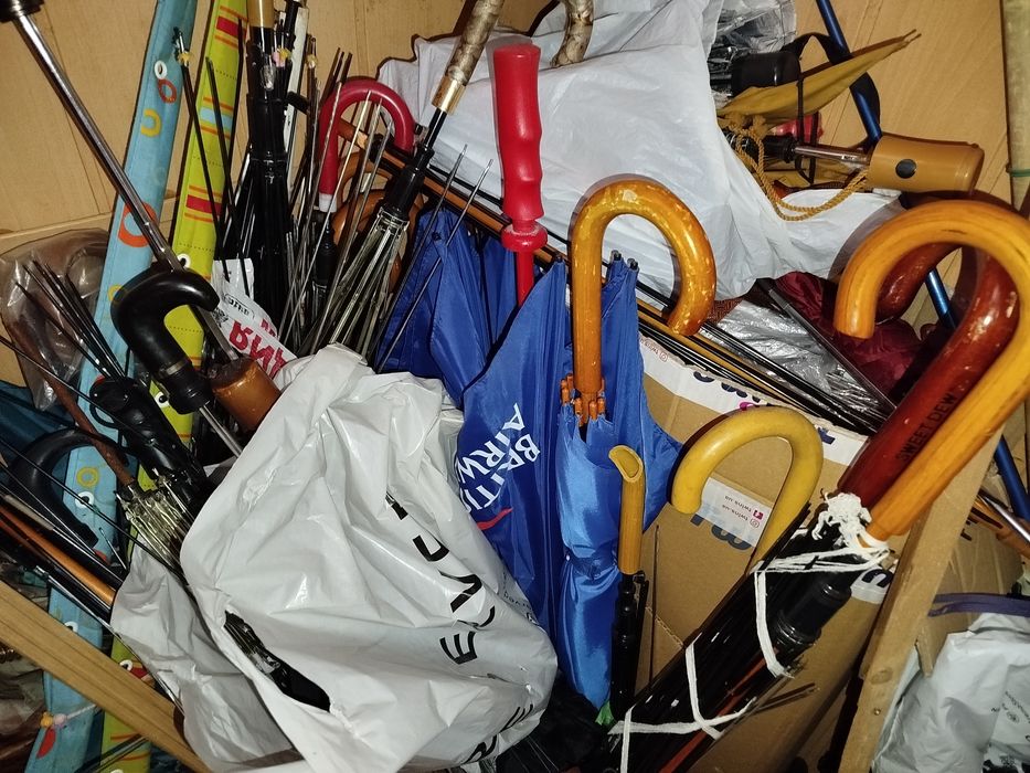 Віддам старі зламані парасольки