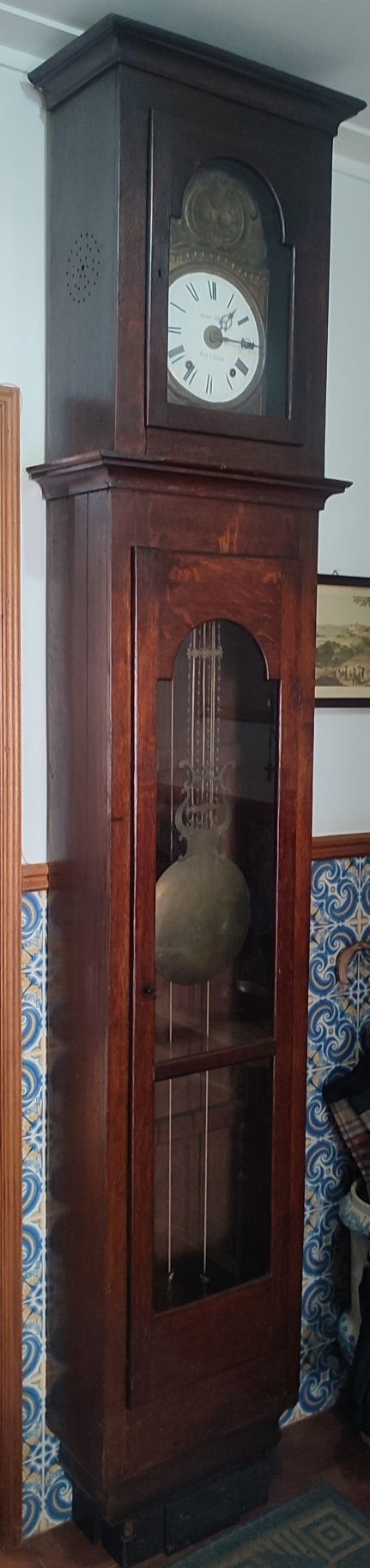 Relógio de pé com pêndulo antigo