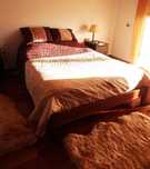 Cama de casal em madeira