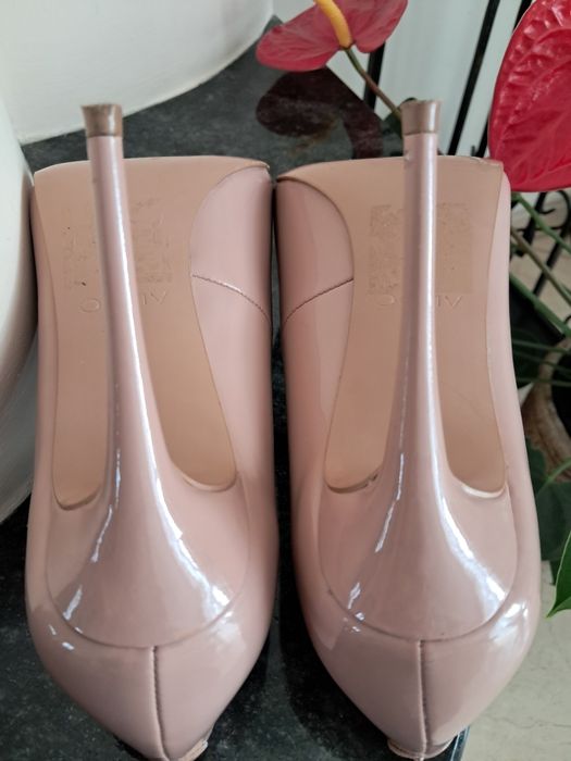 Szpilki beżowe, lakierowane nr37"Aldo"