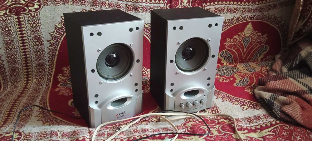 Акустична система пасивна і активна у відмінному стані без "рипіння"