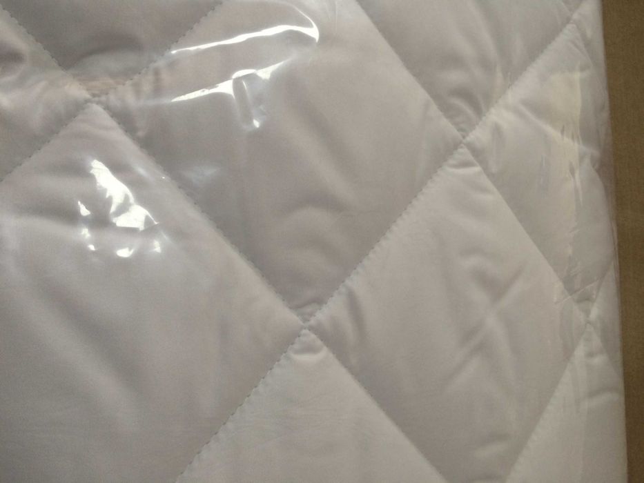 Наматрасник з еластичними стрічками по кутах