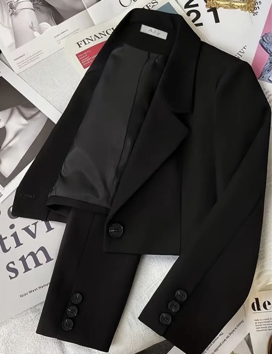 Укорочений  піджак чорний короткий