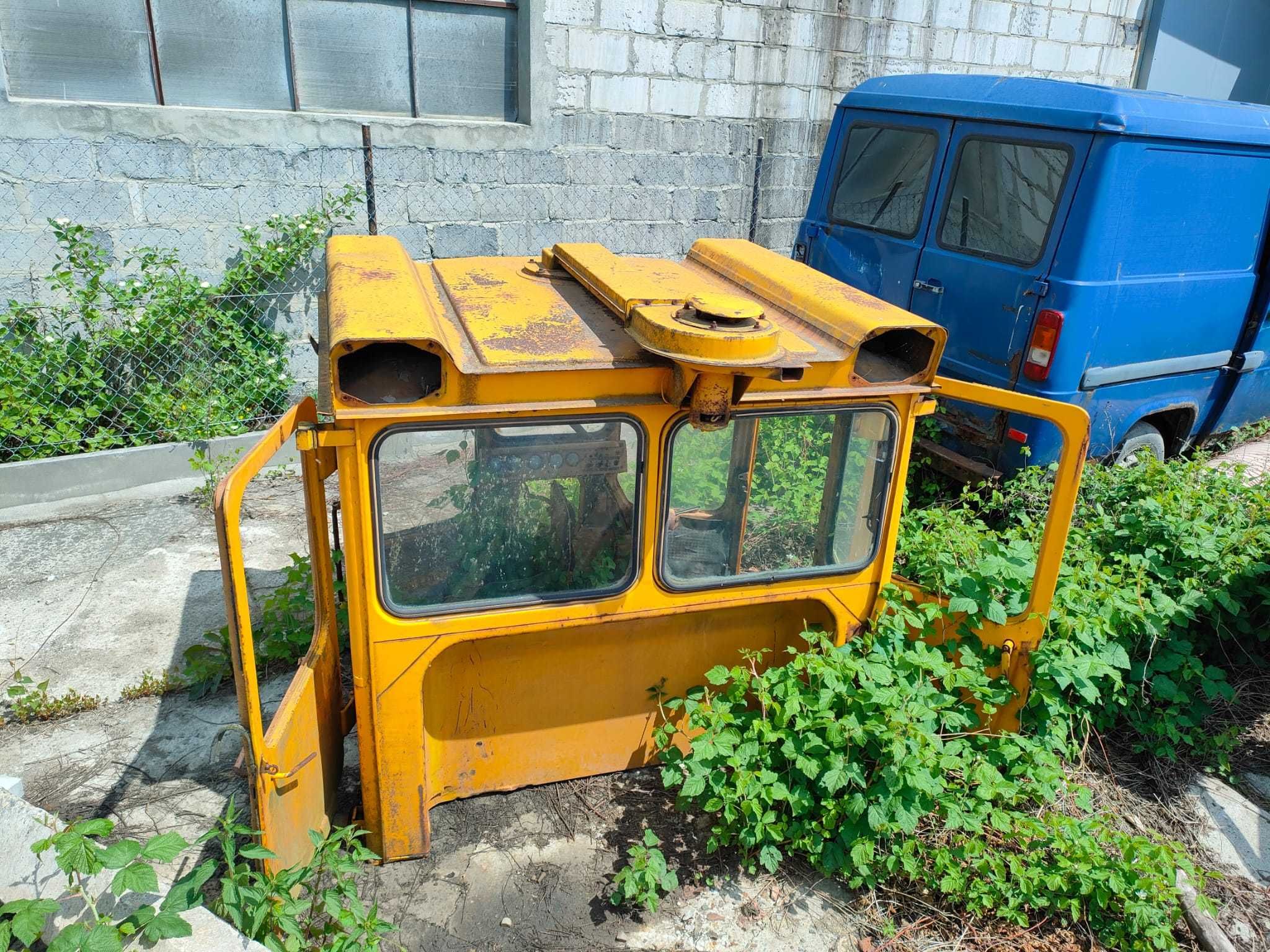 Kabina staliniec T130 , części do spycharki ; spychacz