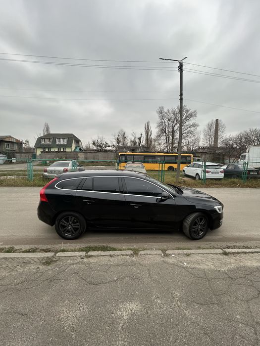 Продам власний Volvo V60 D4 2014