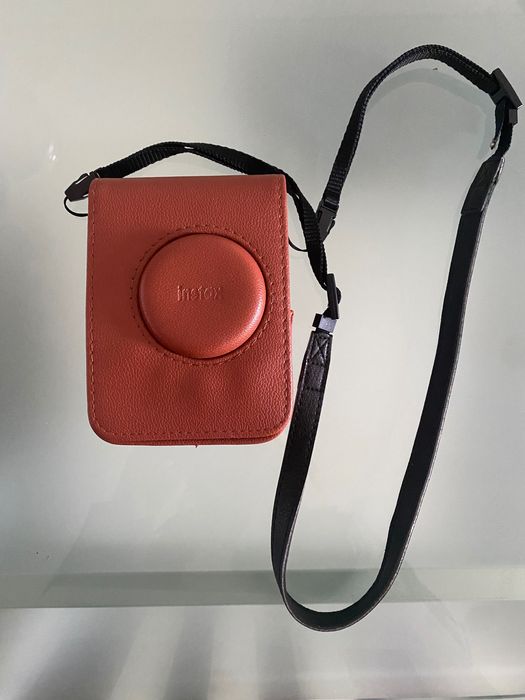 Máquina fotográfica fujifilm instax mini evo e capa.