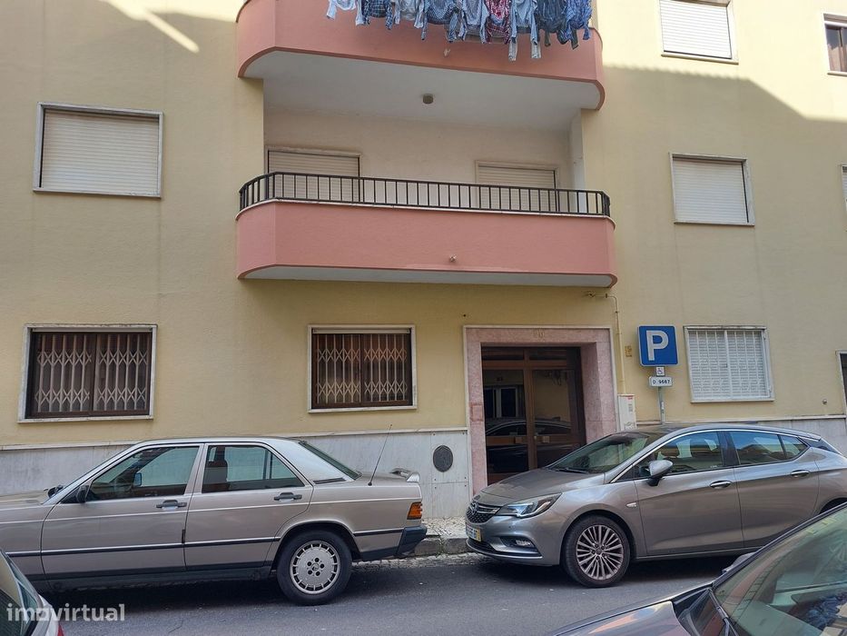 Apartamento T2 em estado como novo, no Centro de Queluz. - Belas