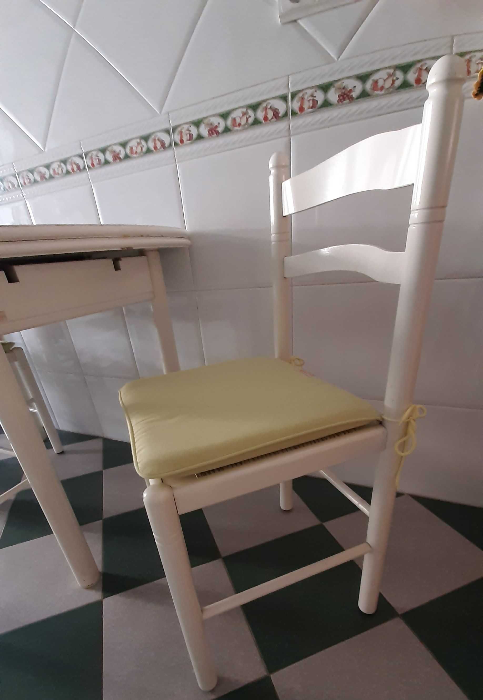 Mesa Cozinha branca,com 2 gavetas, extensível e 6 cadeiras
