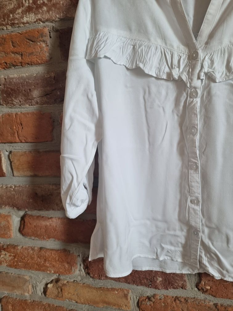 Biała koszula z falbanką