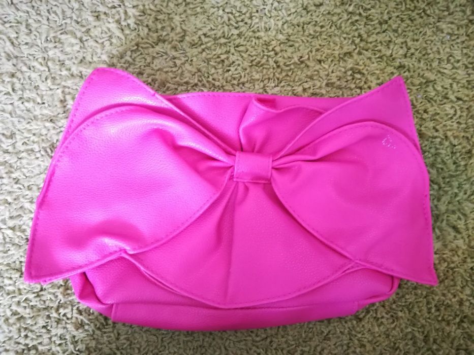 Nowa torebka kopertowa z kokardą w pięknym różowym kolorze