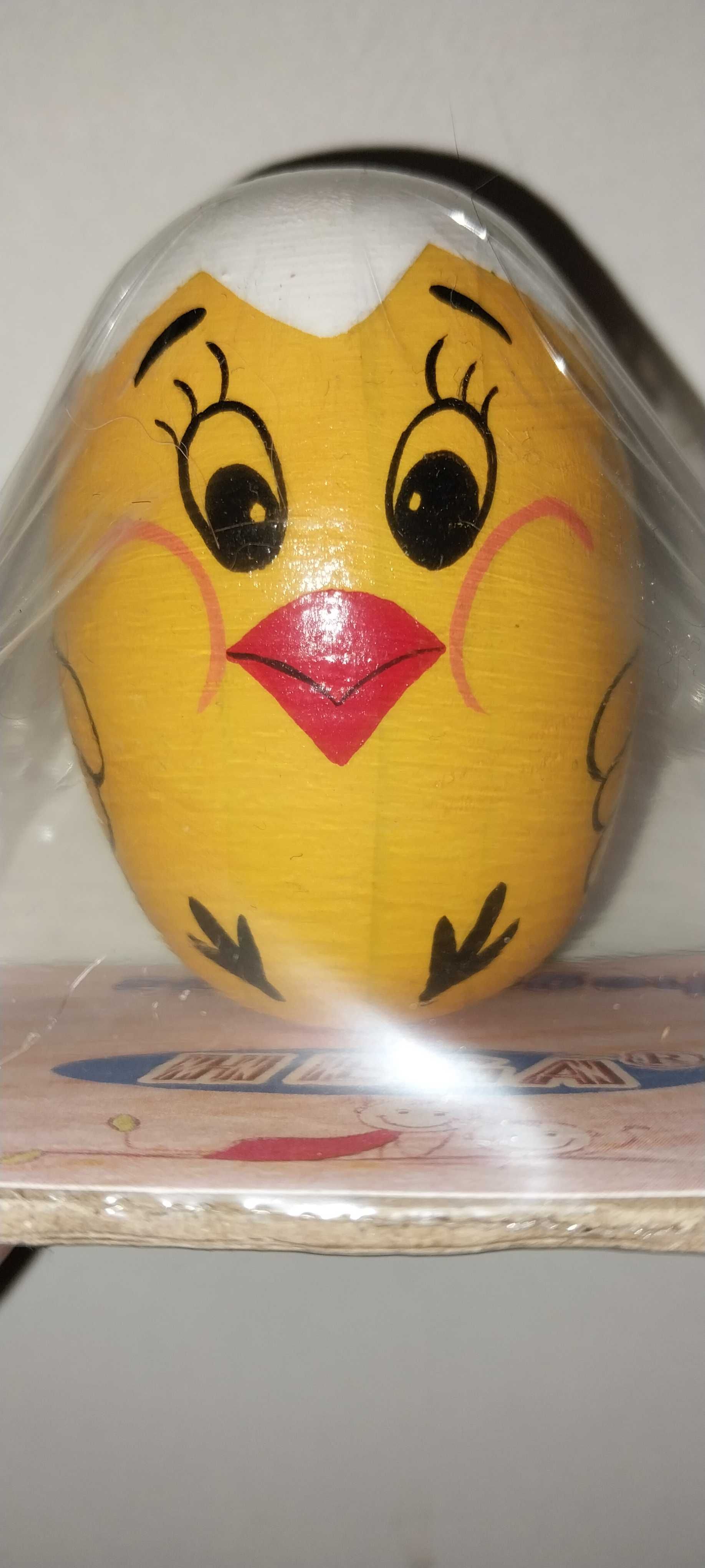 Дерев'яне яйце у вигляді жовтенького курчати