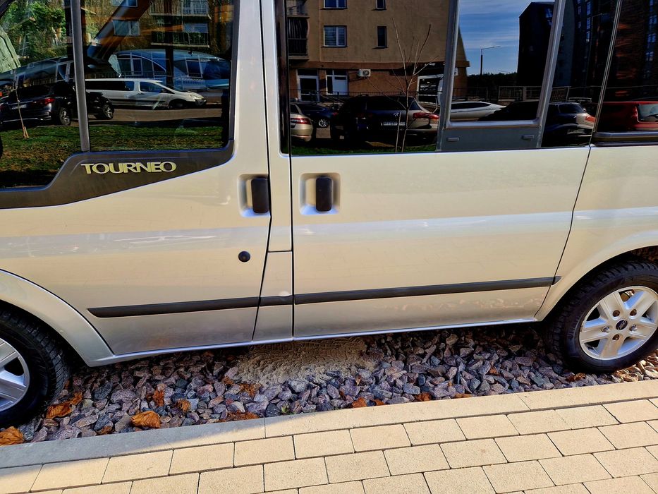 Автомобіль в гарному стані.