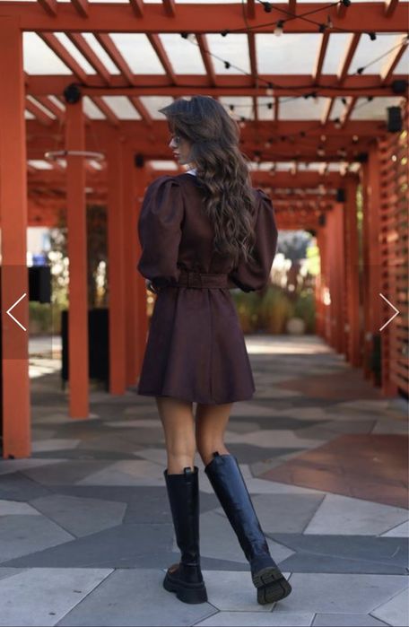 Класична замшева сукня з білим комірцем