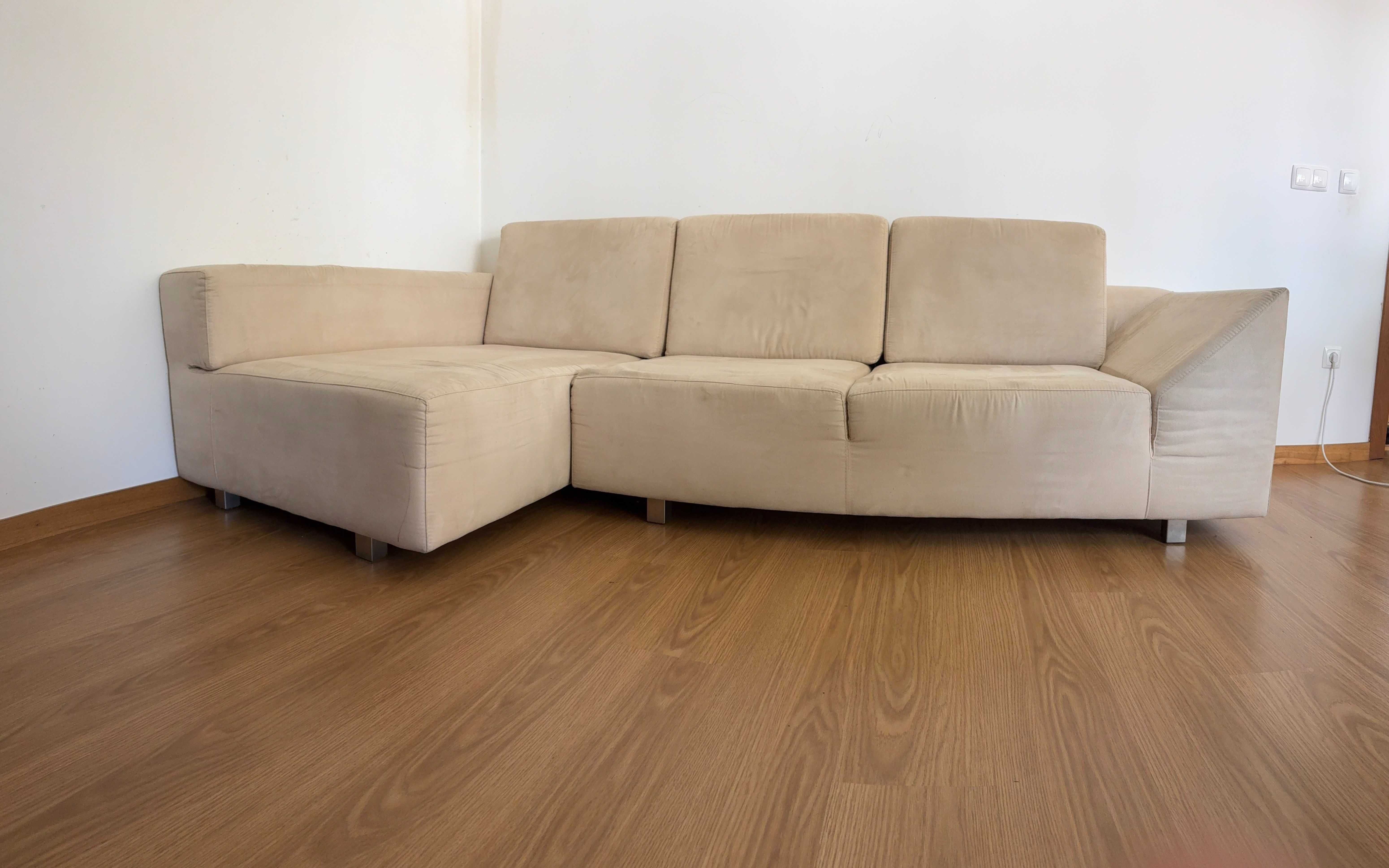 Sofá bege 2 Lugares + Chaise Longue - Conforto e estilo na sala!