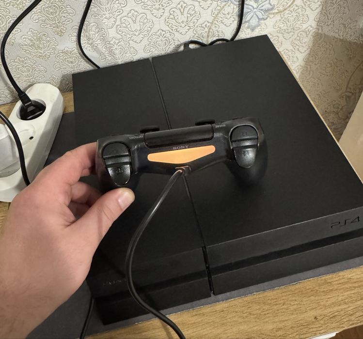 Продам Sony PlayStation 4 на 500 ГБ.