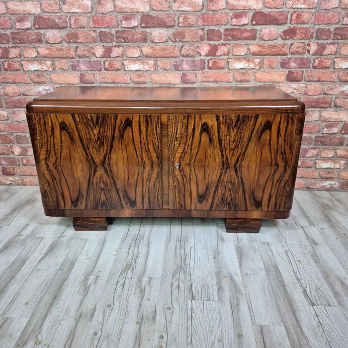 Niska komoda po renowacji. Hipnotyzujący Fornir i Styl Art Deco. Retro